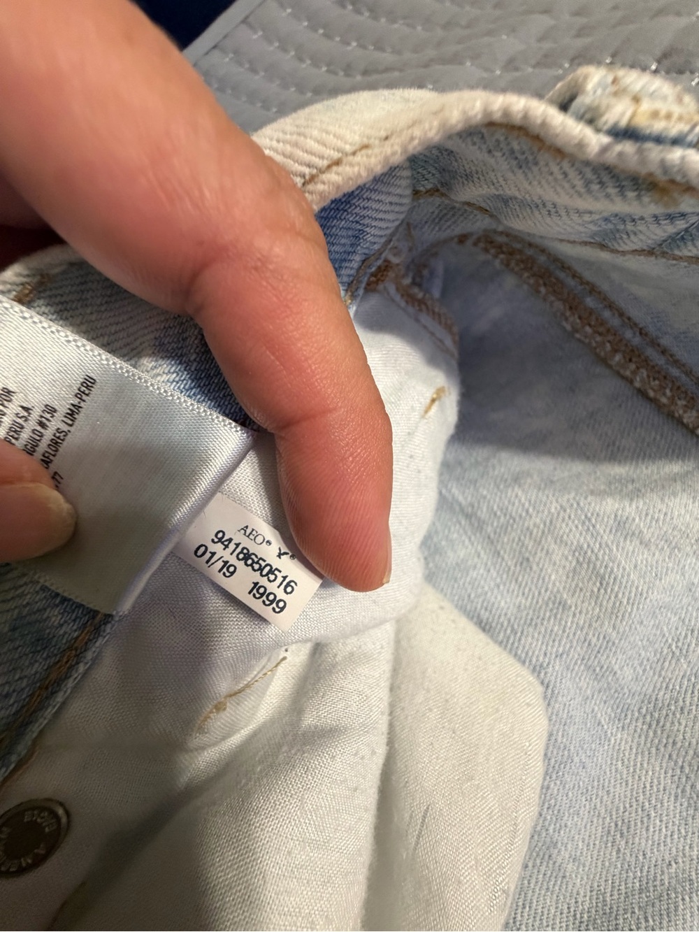American Eagle Outfitters Light Wash Distressed Denim Jeans - Picture 4 of 4